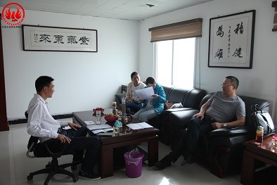 中國(guó)農(nóng)科院專家與天成鴿業(yè)董事長(zhǎng)楊明軍交流