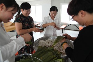 天成鴿業(yè)員工端午包粽子